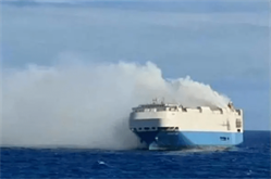 誰能料到，滿載豪車的貨輪，竟因為一個鋰電池全軍覆沒!